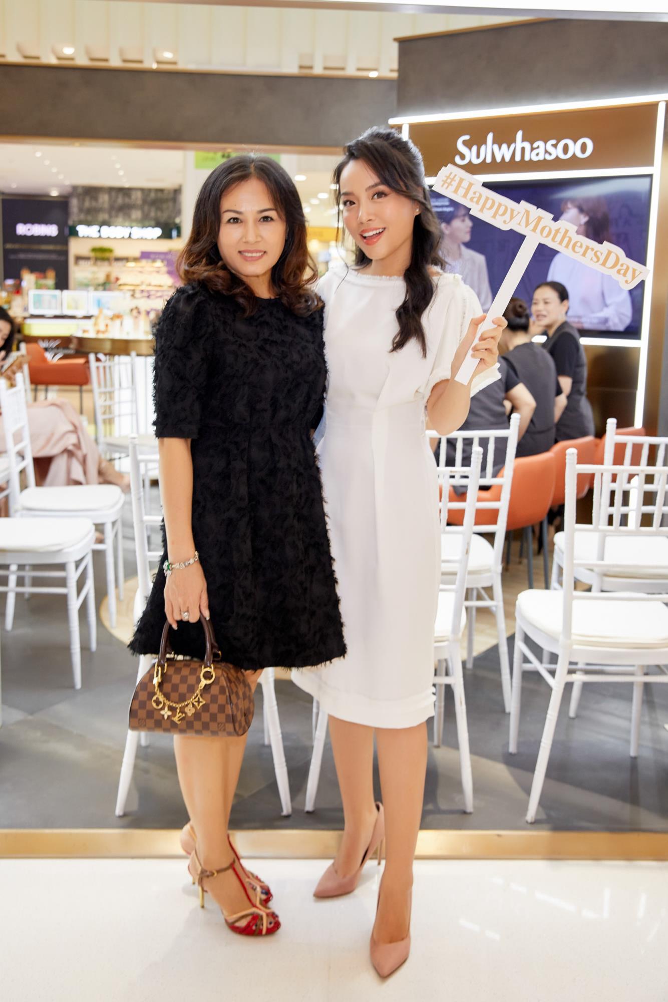 MC Hoàng Oanh cùng mẹ đi shopping nhân dịp Ngày của mẹ - Ảnh 3